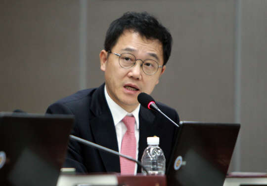 국회 기획재정위원회 감사2반 소속 새누리당 강석훈 의원이 21일 오후 진행된 광주지방국세청 국정감사에서 질의하고 있다.